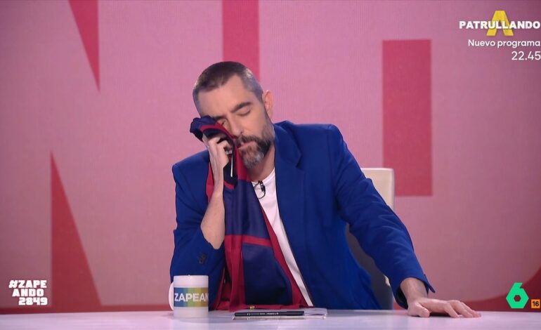 Dani Mateo comienza Zapeando abrazando una camiseta del Barça: «No tengo consuelo…»