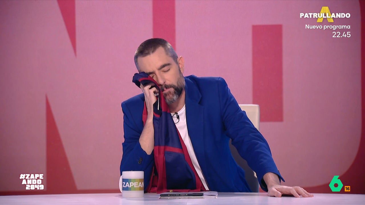 Dani Mateo comienza Zapeando abrazando una camiseta del Barça: «No tengo consuelo…»
