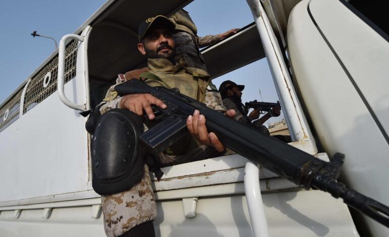 Una noche de ataques cruzados entre India y Pakistán eleva la tensión entre las dos potencias nucleares