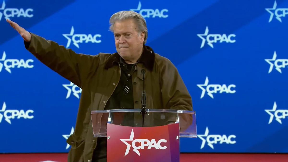 El ideólogo del trumpismo Steve Bannon realiza un polémico gesto calificado de nazi durante la Conferencia de Acción Política Conservadora del pasado febrero.