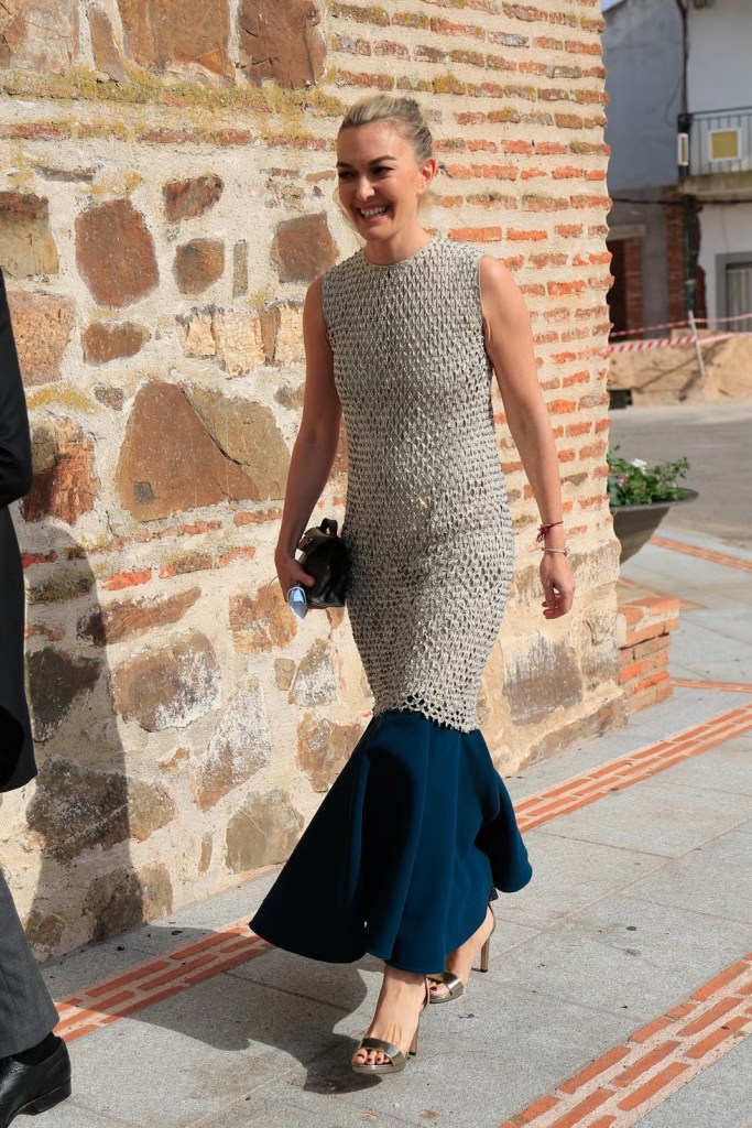 Marta Ortega con el vestido invitado de encaje y más bajo - Gtres