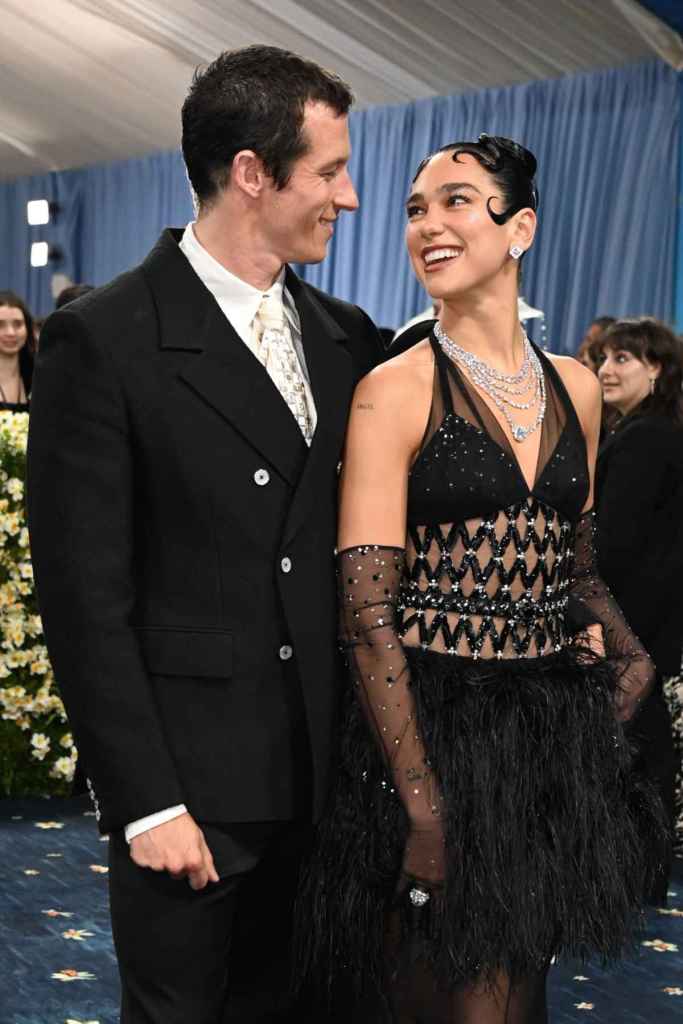 Dua Lipa y Callum Turner en la alfombra roja de la Gala Met (Foto: Gtres - H Davidhisher / ShutterSock (15279219ms)).