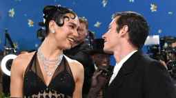 Dua Lipa y Callum Turner en la alfombra roja de la gala se reunieron (Foto: Gtres - Davidhisher / ShutterSock (15279219nt)).