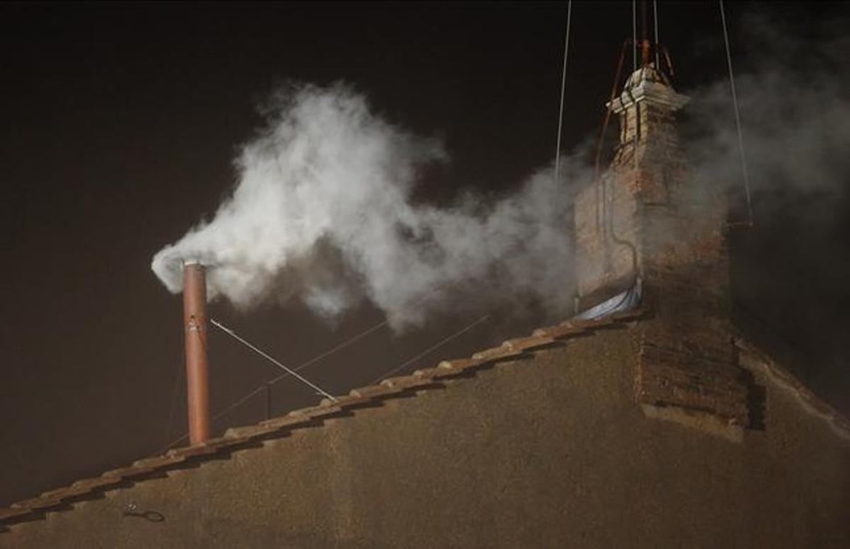 Fumata blanca en la chimenea del Vaticano.