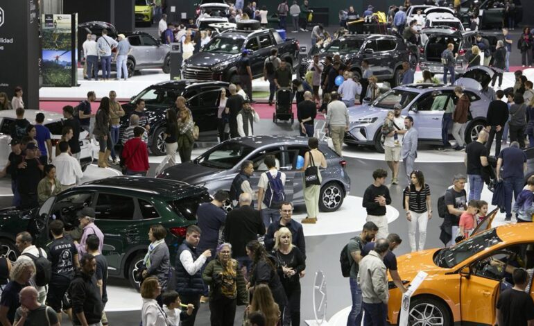 Barcelona responde y miles de visitantes llenan Montjuïc en la primera jornada del Automobile