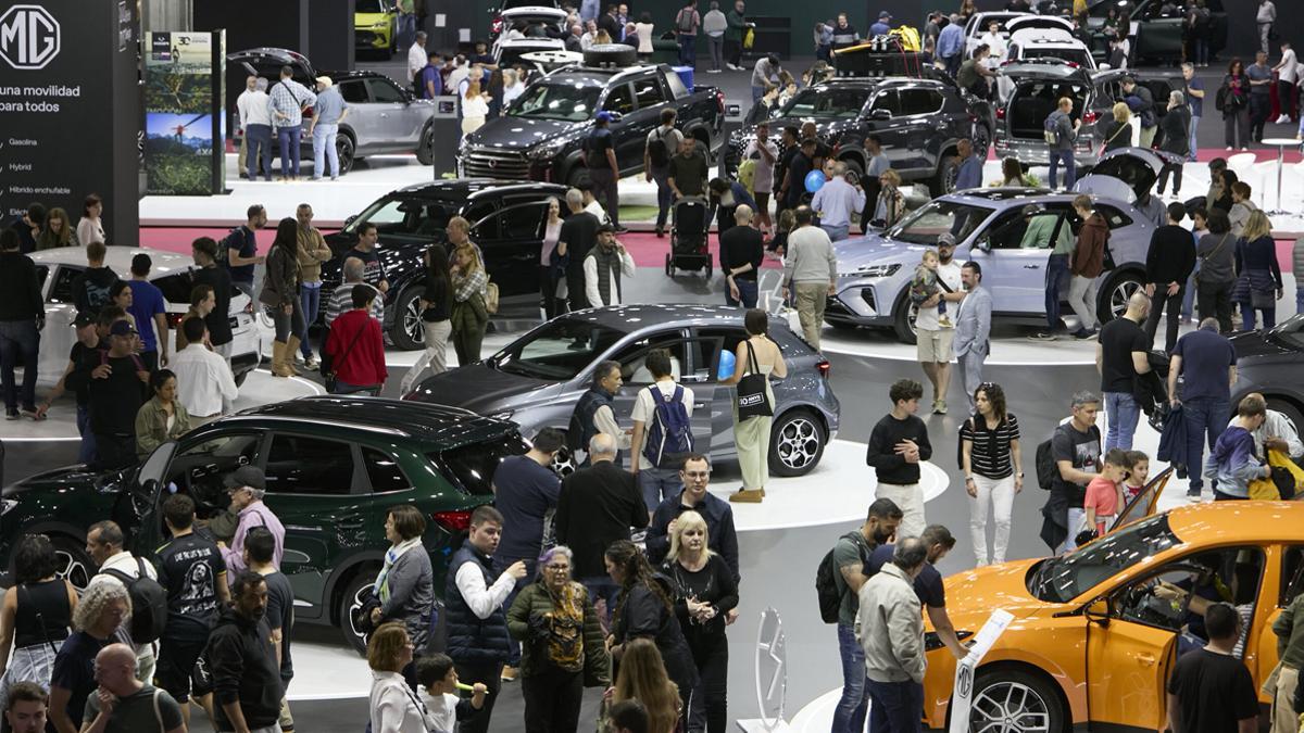 Barcelona responde y miles de visitantes llenan Montjuïc en la primera jornada del Automobile