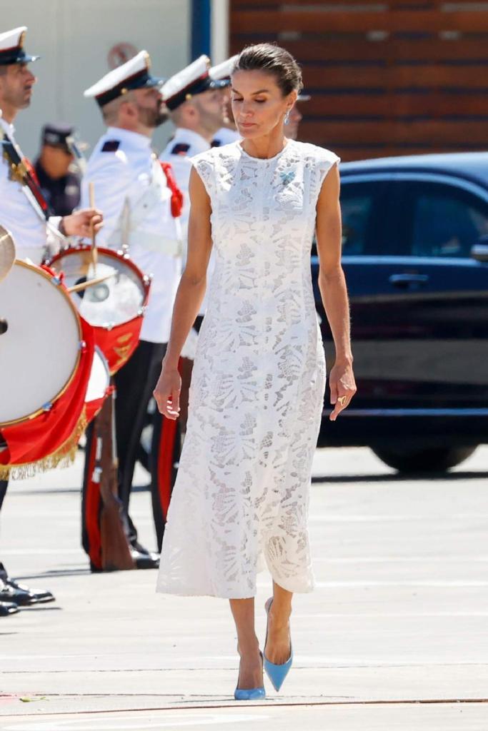 Queen Letizia con un vestido y zapatos de dibujo blanco en azul - Casas