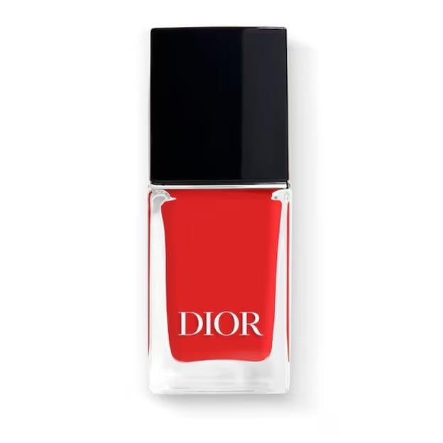 Esmalte de barniz rojo diior.