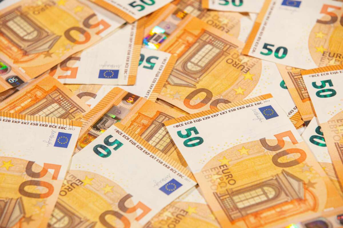 La cantidad de efectivo que debe reunirse depende de circunstancias personales, por lo que la cantidad puede variar según cada caso. Foto: Freepik. Dinero en efectivo. Bankinter.