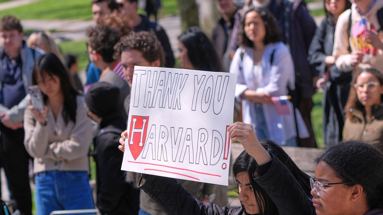 Casi 7.000 estudiantes extranjeros de Harvard, en riesgo de una deportación encubierta tras la prohibición de matrícula de Trump
