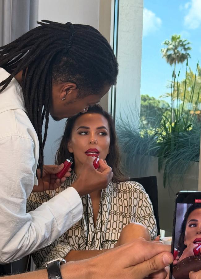 Eva Longoria aplicando una barra de labios a largo plazo. Foto: Cotters.
