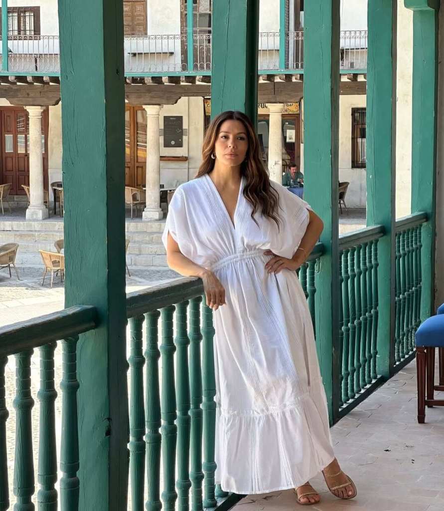 Estos no son tacones, pero estilizan lo mismo: las sandalias planas que se enamoran de pantalones cortos (Eva Longoria incluida)