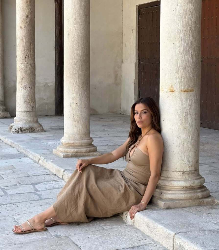Estos no son tacones, pero estilizan lo mismo: las sandalias planas que se enamoran de pantalones cortos (Eva Longoria incluida)