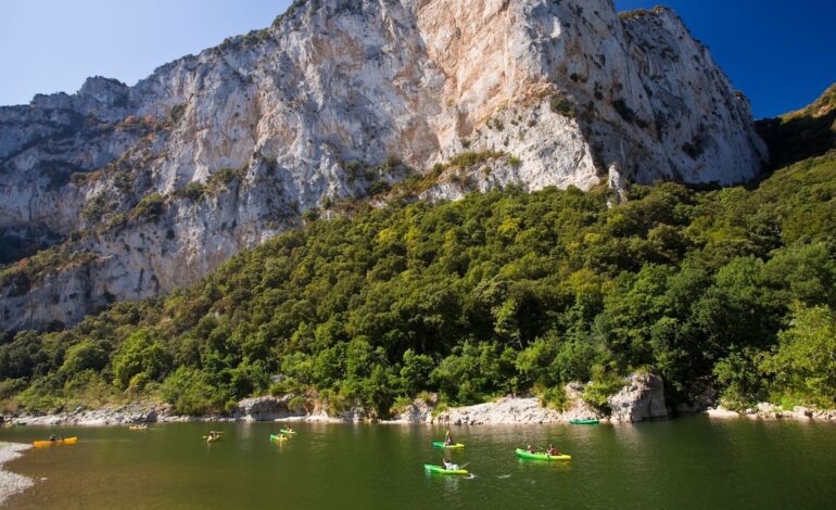 una ruta entre pueblos medievales, castillos y naturaleza salvaje