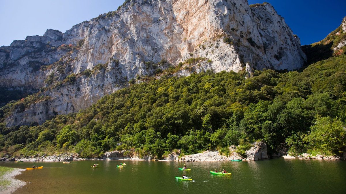 una ruta entre pueblos medievales, castillos y naturaleza salvaje