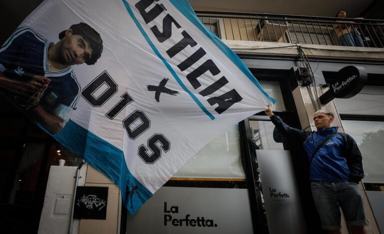 El juicio sobre Maradona se suspende durante una semana por la acusación de parcialidad sobre una jueza
