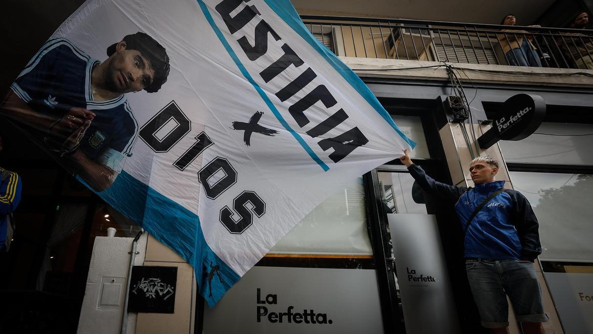 El juicio sobre Maradona se suspende durante una semana por la acusación de parcialidad sobre una jueza