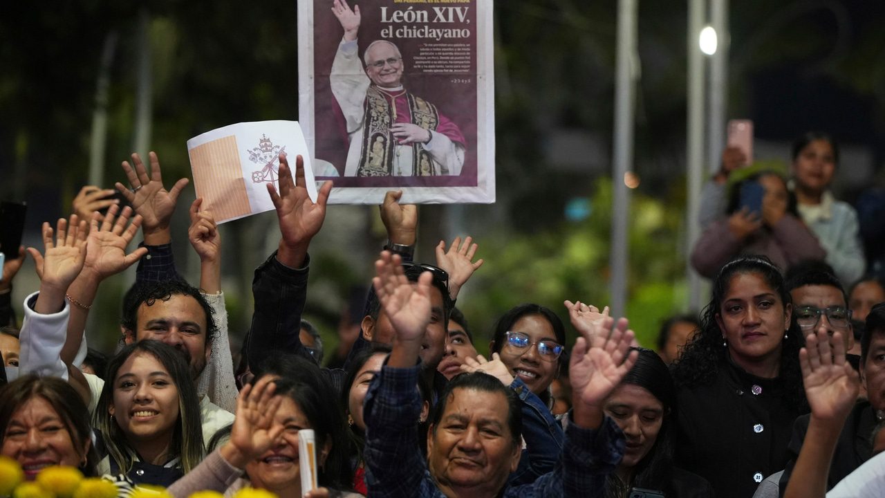 Perú celebra una misa multitudinaria en honor a León XIV y le pide que visite el país