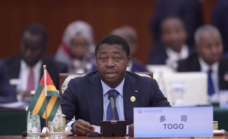El presidente de Togo jura su nuevo cargo al frente del país tras la creación del nuevo sistema parlamentario