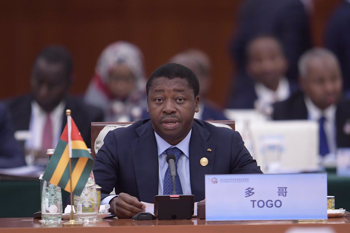 El presidente de Togo jura su nuevo cargo al frente del país tras la creación del nuevo sistema parlamentario