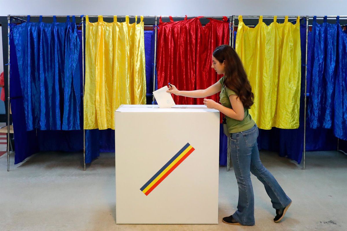 El ultraderechista Simion se disputará la Presidencia de Rumanía con Antonescu o Dan, según encuestas a pie de urna