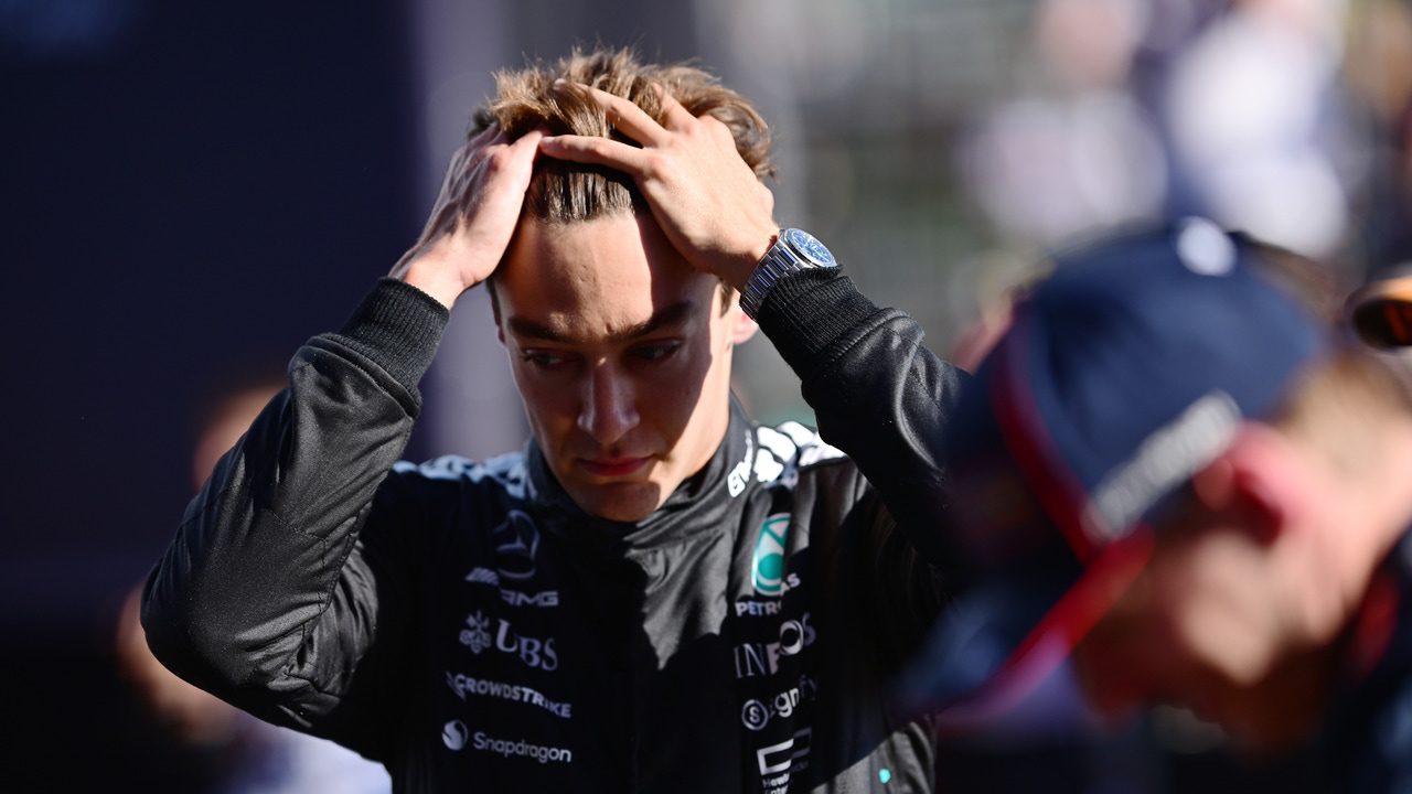 George Russell no cree en la mala suerte y estalla contra Mercedes: «Fuimos lentos a morir»