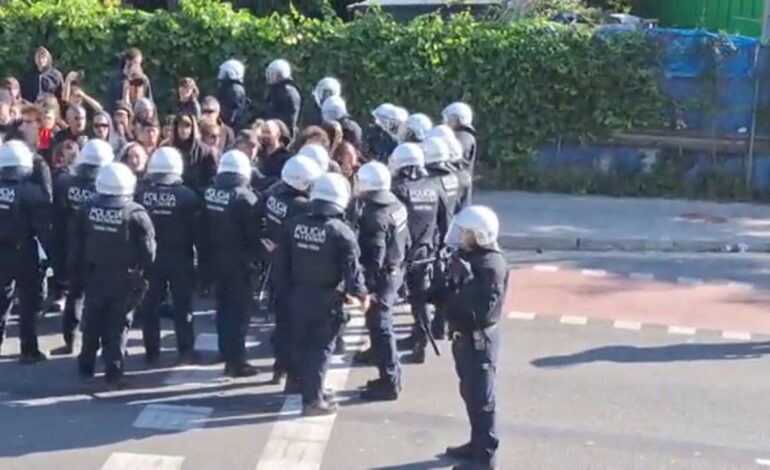 La Guardia Urbana de Barcelona desaloja el asentamiento de chabolas en Vallcarca