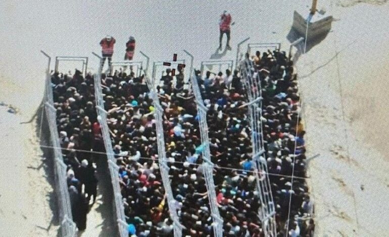 el inhumano reparto de migajas en las colas del hambre en Gaza