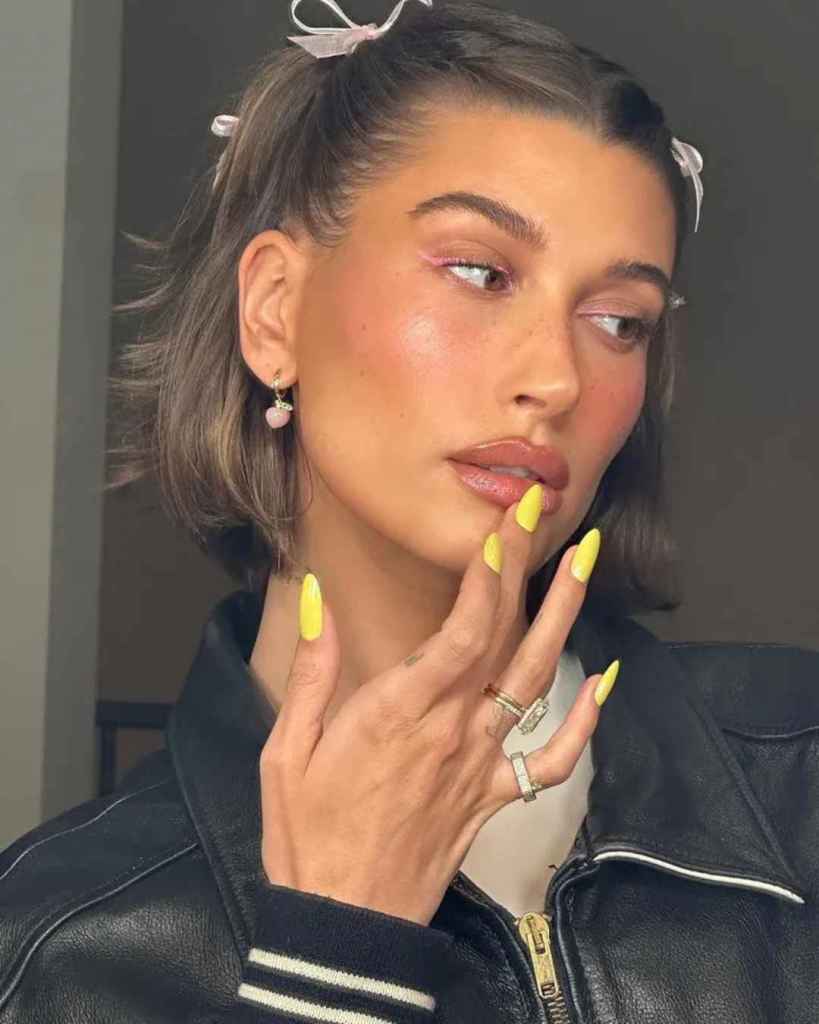 Hailey Bieber con una manicura amarilla