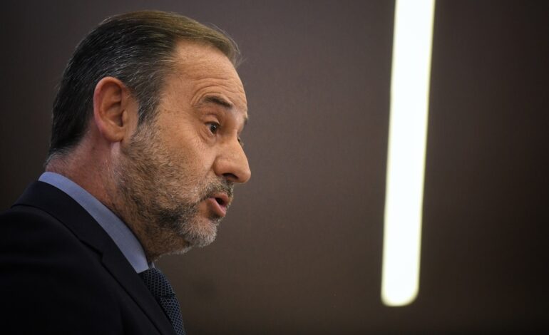 Ábalos niega haber filtrado los mensajes con Sánchez, pero admite que entregó una parte a alguien «de confianza»
