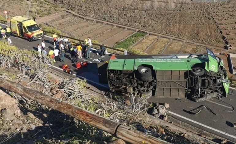 Un muerto y 11 heridos tras el vuelco de un autobús en San Sebastián de La Gomera (Canarias)
