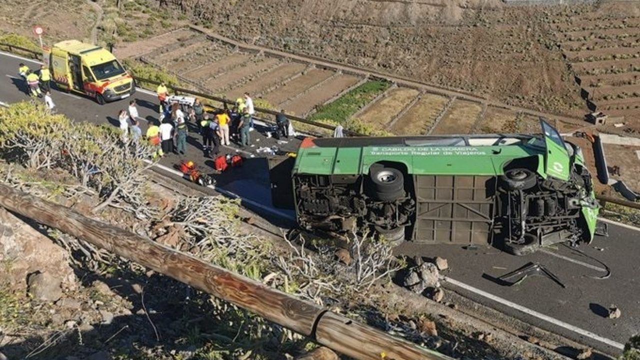 Un muerto y 11 heridos tras el vuelco de un autobús en San Sebastián de La Gomera (Canarias)