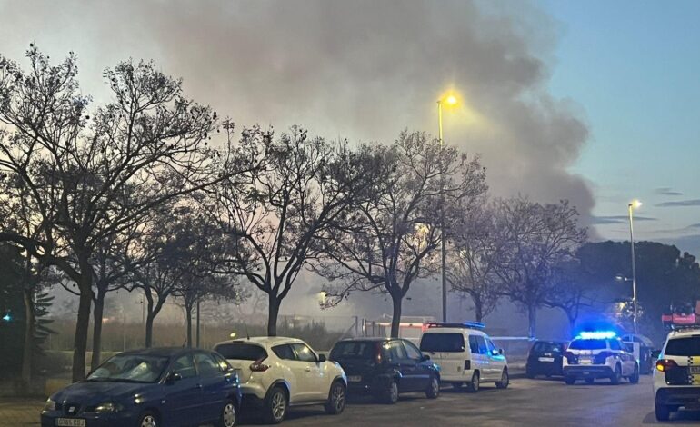 Piden a vecinos de Torrent (Valencia) permanecer en casa y cerrar las ventanas por el humo tóxico de un incendio