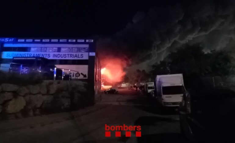 Cinco municipios de Barcelona y Tarragona confinados tras un incendio en una fábrica de productos químicos