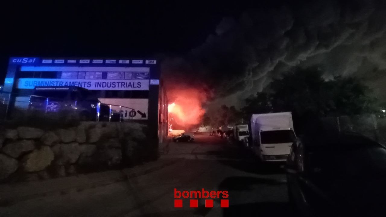 Cinco municipios de Barcelona y Tarragona confinados tras un incendio en una fábrica de productos químicos