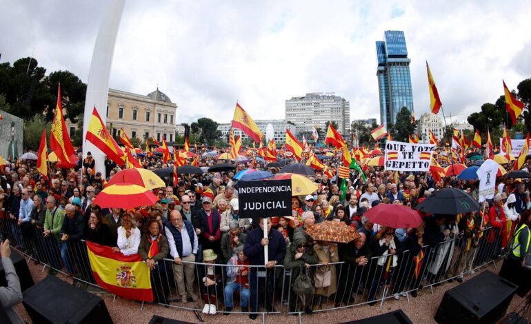 PP y Vox unen fuerzas en una manifestación contra Pedro Sánchez y un «Gobierno fallido»