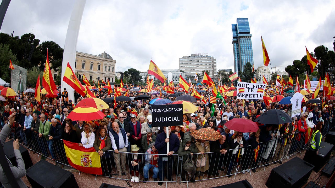 PP y Vox unen fuerzas en una manifestación contra Pedro Sánchez y un «Gobierno fallido»