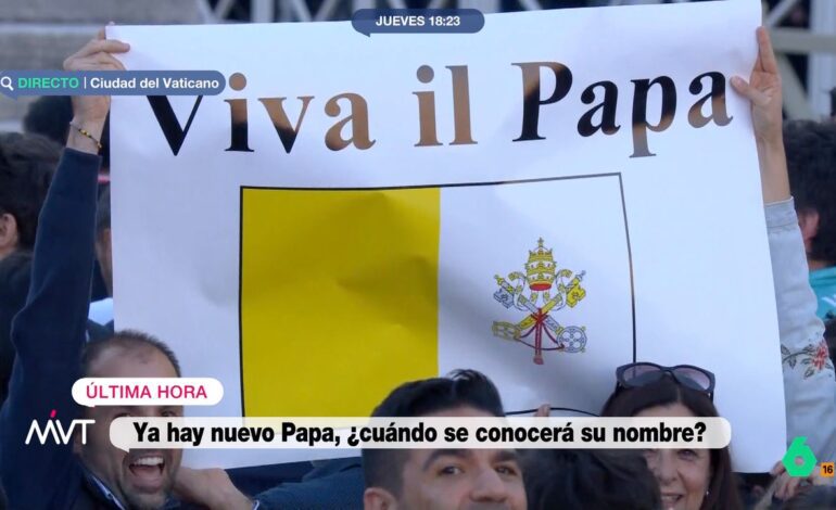 Iñaki López alucina con los gritos de emoción tras la fumata blanca: "Parece que más que al papa están viendo a Bad Bunny"