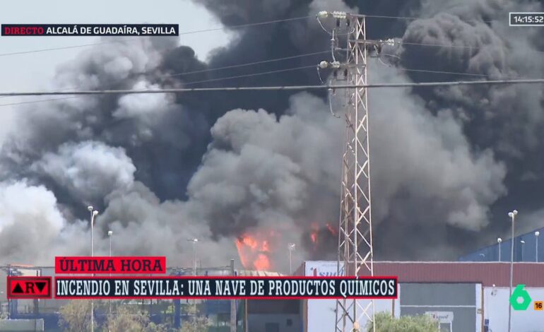 Un grave incendio en una nave de productos químicos en Alcalá de Guadaíra provoca una gran columna de humo negro visible en toda Sevilla