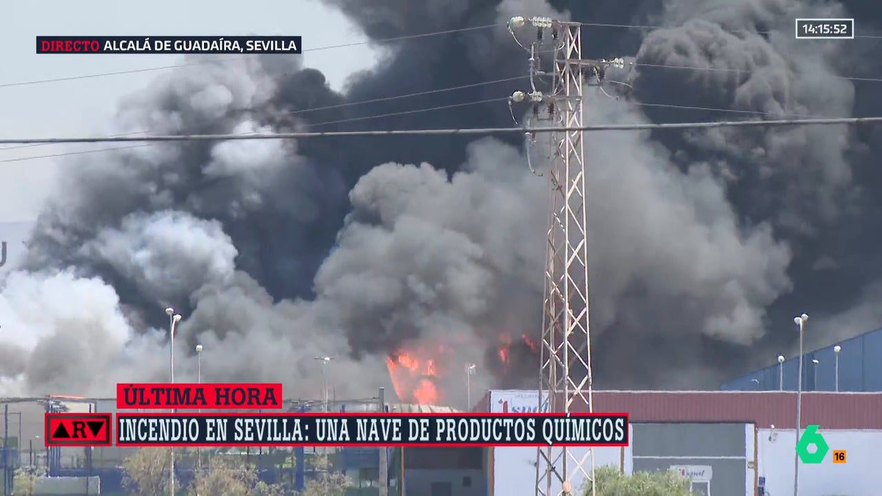 Un grave incendio en una nave de productos químicos en Alcalá de Guadaíra provoca una gran columna de humo negro visible en toda Sevilla