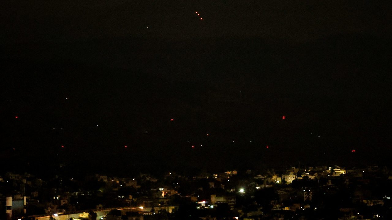India y Pakistán se acusan mutuamente de haber roto el alto el fuego solo unas horas después de acordarlo