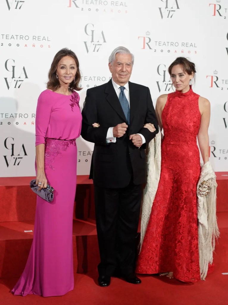 Isabel Prysler con Mario Vargas Llosa y Tamara Falcó - Cottres