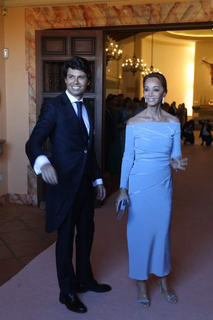 El vestido que Isabel Presysler eligió hacer una madrina durante una boda - Casas