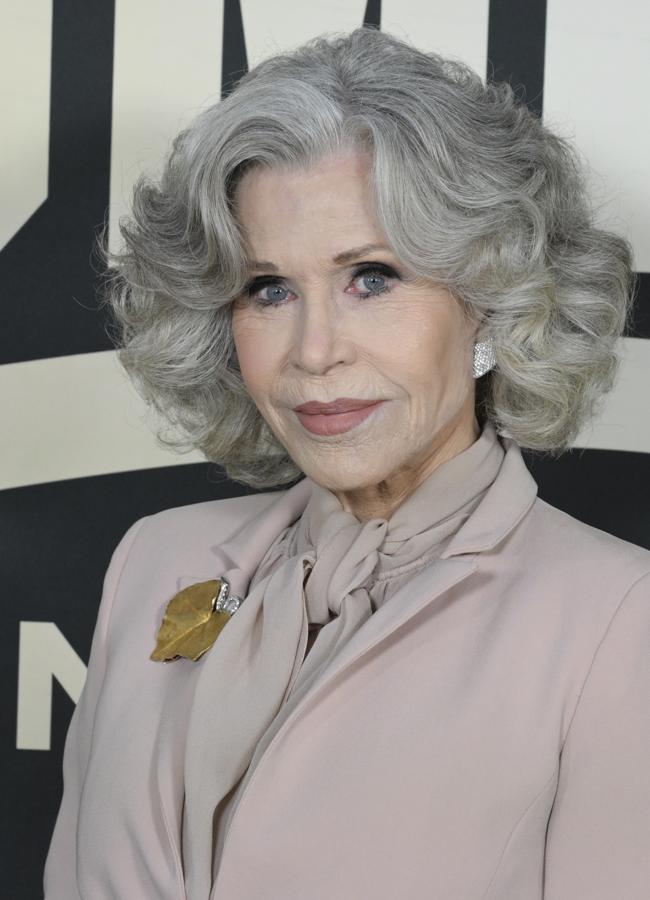 Jane fundó con el corte de pelo de capa y el cabello gris. Foto: Grtre.