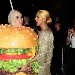 Katy Perry en la Gala Afterparty de mi Met 2019 disfrazado de hamburguesa (Foto: Cotters).