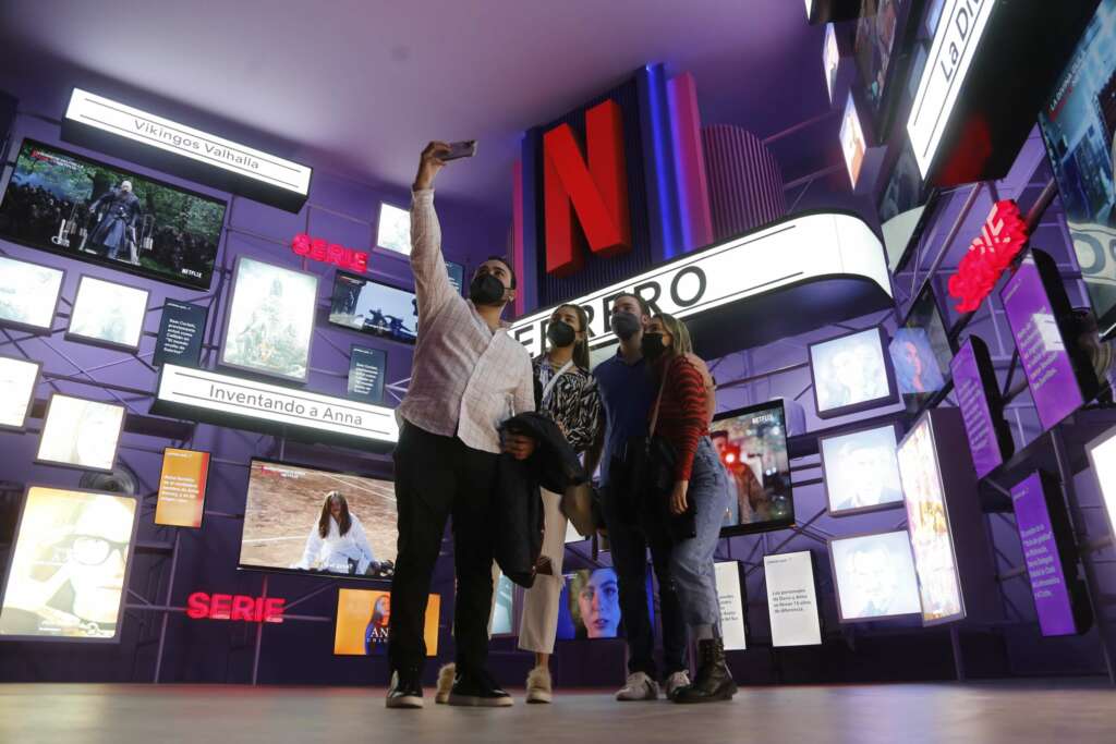 La gente visita las diferentes atracciones de la caja de Netflix. Efe/ Francisco Guasco