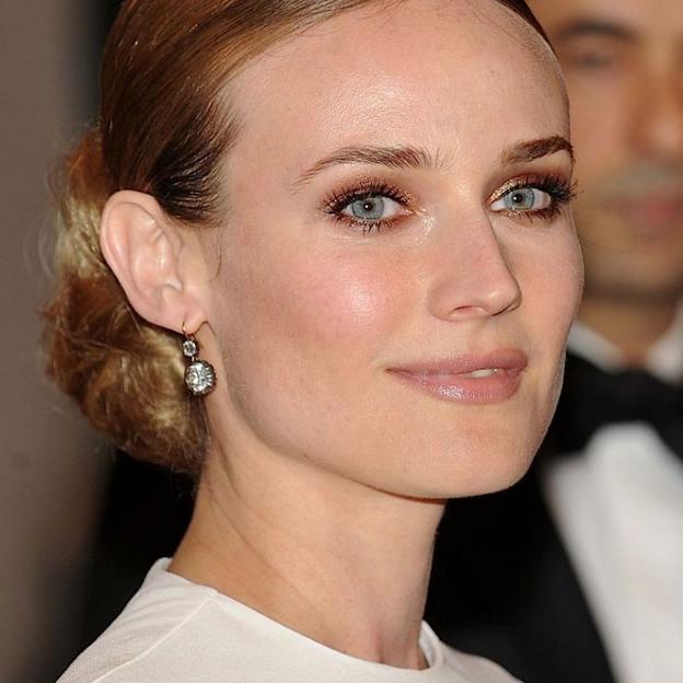 Lápices de ojos metálicos, la tendencia del maquillaje que rejuvenece el aspecto de 40