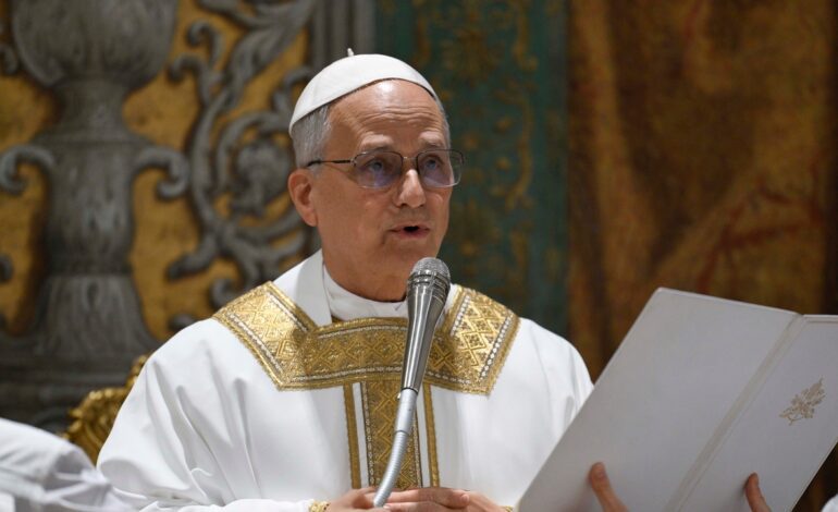 León XIV espera ser un «fiel administrador» de la Iglesia e iluminar las «noches oscuras de este mundo» en su primera misa como papa