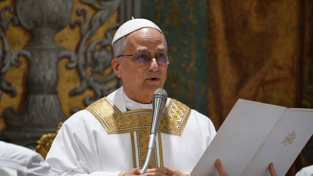 León XIV espera ser un «fiel administrador» de la Iglesia e iluminar las «noches oscuras de este mundo» en su primera misa como papa