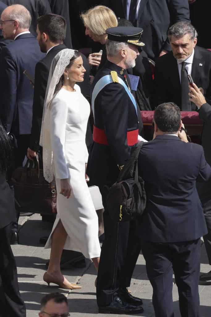 Vestido blanco, tacones y gatito, el aspecto de Letizia para la masa del comienzo del Pontificado Leo XIV